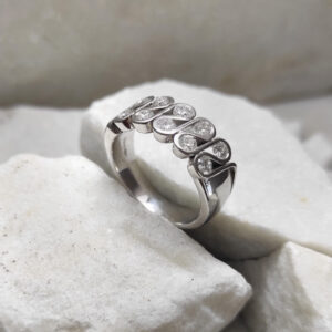 Anello Ondulato in Oro Bianco con Diamanti Naturali