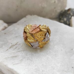 Anello in Oro fatto a mano con foglie incise a bulino