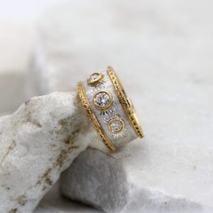 Anello in Oro bianco e giallo con 3 Diamanti naturali Fascia setata