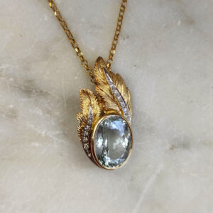 Pendente in Oro con Acquamarina e Diamanti Naturali Foglie incise