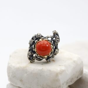 Anello in argento castone in oro con Corallo e Diamanti