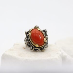 Anello in argento castone in oro con Corallo e Diamanti grigi