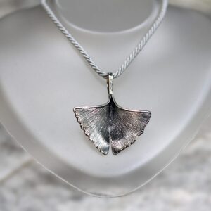 Pendente ciondolo a forma di foglia di Ginkgo Biloba in argento
