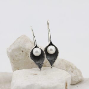 Orecchini in argento a forma di Calla con le Perle