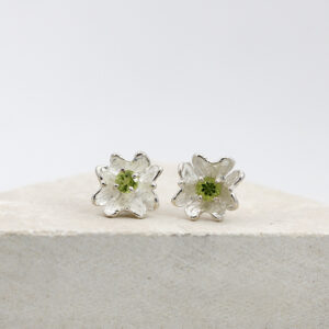 Orecchini a forma di fiore in argento con Peridoto