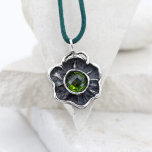 Pendente in argento a forma di Fiore con Zircone verde briolè