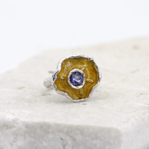Anello in Argento 925‰ – Fiore d’Inverno – con Iolite e smalto giallo