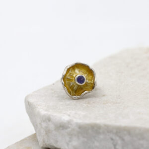 Anello in Argento 925‰ – Fiore d’Inverno medio – con Iolite e smalto giallo