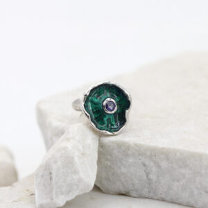 Anello in Argento 925‰ – Fiore d’Inverno medio – con Iolite e smalto verde