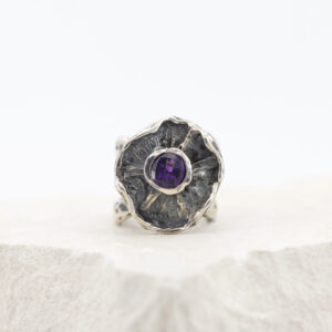 Anello – Fiore d’Inverno – in Argento con Ametista gambo incrociato