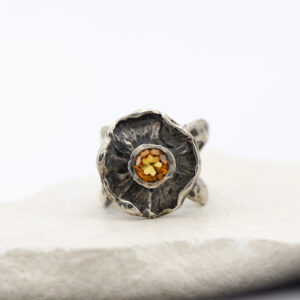 Anello – Fiore d’Inverno – in Argento con Quarzo citrino gambo incrociato