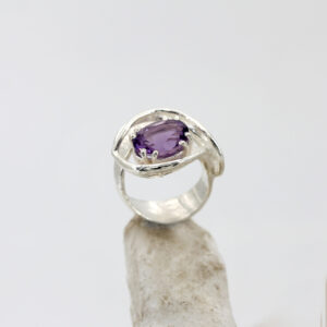 Anello in argento con Ametista con Castone a Nido